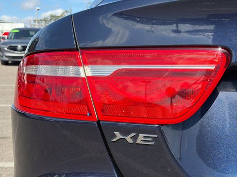 Used 2018 Jaguar XE Premium image 10