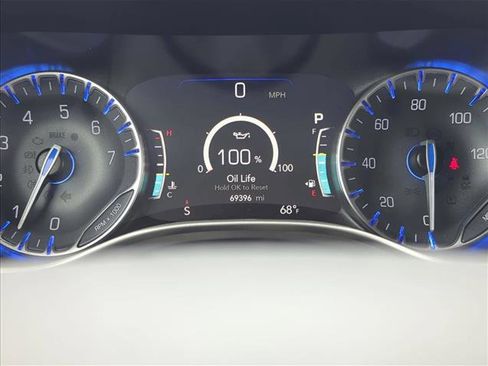 Used 2023 Chrysler Pacifica Touring-L FWD image 12