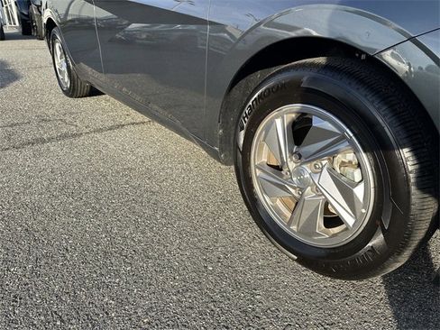 Used 2025 Hyundai Elantra SE image 11