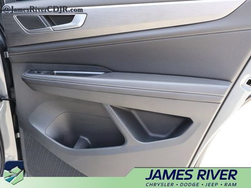 Used 2024 Volkswagen Atlas Cross Sport SE FWD image 11