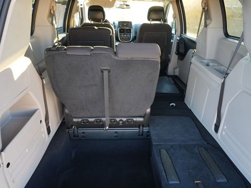 Used 2018 Dodge Grand Caravan SE w/ UConnect Hands-Free Group image 26