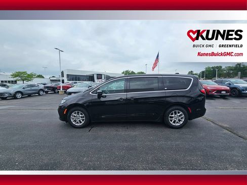 Used 2025 Chrysler Pacifica Select FWD image 10