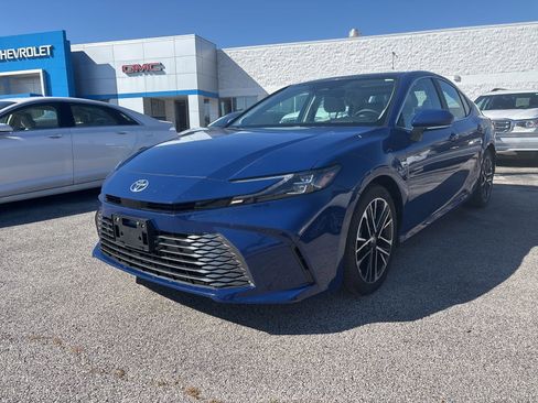 Used 2025 Toyota Camry SE image 2