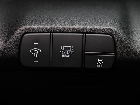 Certified 2025 Hyundai Elantra SEL FWD image 31