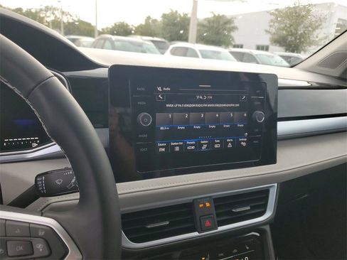 New 2025 Volkswagen Taos SE image 9