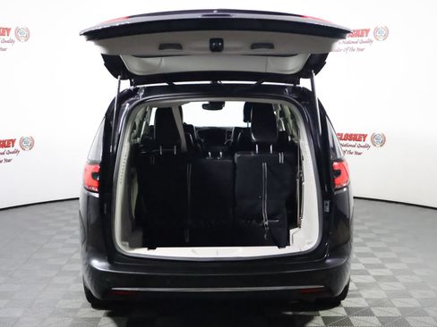 Used 2023 Chrysler Pacifica Touring-L FWD image 11