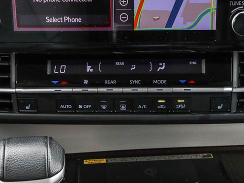 Used 2021 Toyota Sienna XLE w/ XLE Plus Package FWD image 22