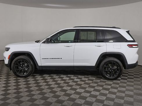 Used 2025 Jeep Grand Cherokee Altitude AWD/4WD image 16