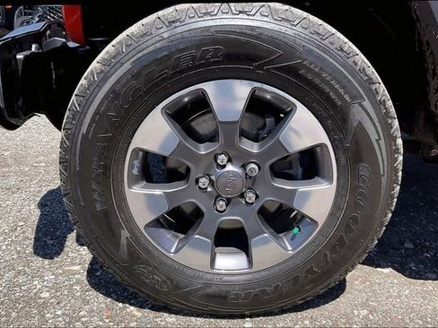 Used 2018 Jeep Wrangler Unlimited Sahara AWD/4WD image 9