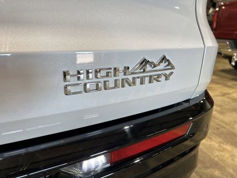 Used 2025 Chevrolet Traverse High Country AWD/4WD image 14
