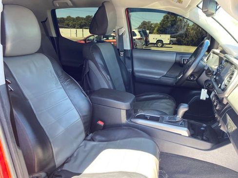 Used 2022 Toyota Tacoma SR5 w/ Technology Package RWD image 18