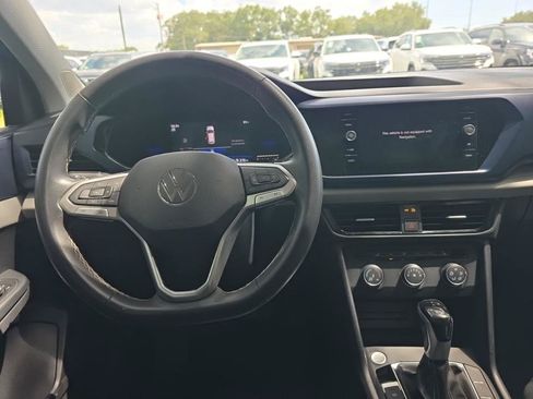 Used 2022 Volkswagen Taos SE w/ Panoramic Sunroof Package FWD image 5