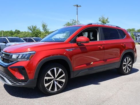 Certified 2022 Volkswagen Taos SE w/ Panoramic Sunroof Package image 4