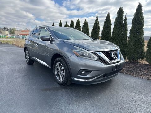 Used 2018 Nissan Murano SV image 2