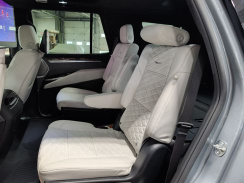 Used 2025 Cadillac Escalade Sport Platinum w/ LPO, Floor Liner Package AWD/4WD image 9