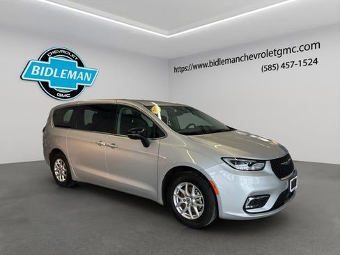 Used 2024 Chrysler Pacifica Touring-L image 1