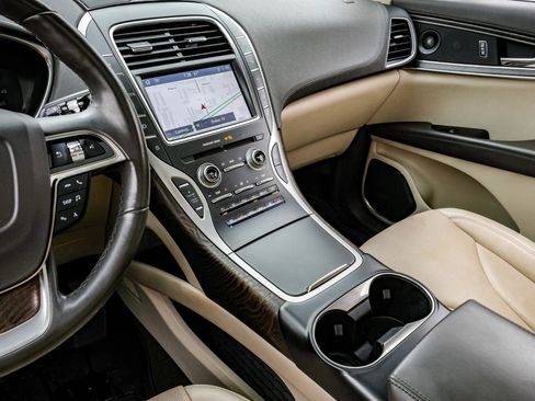 Used 2019 Lincoln Nautilus Reserve image 27