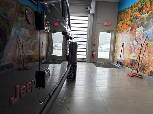 Used 2023 Jeep Gladiator Rubicon w/ Cold Weather Group image 17