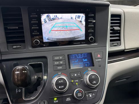 Used 2019 Toyota Sienna XLE image 23