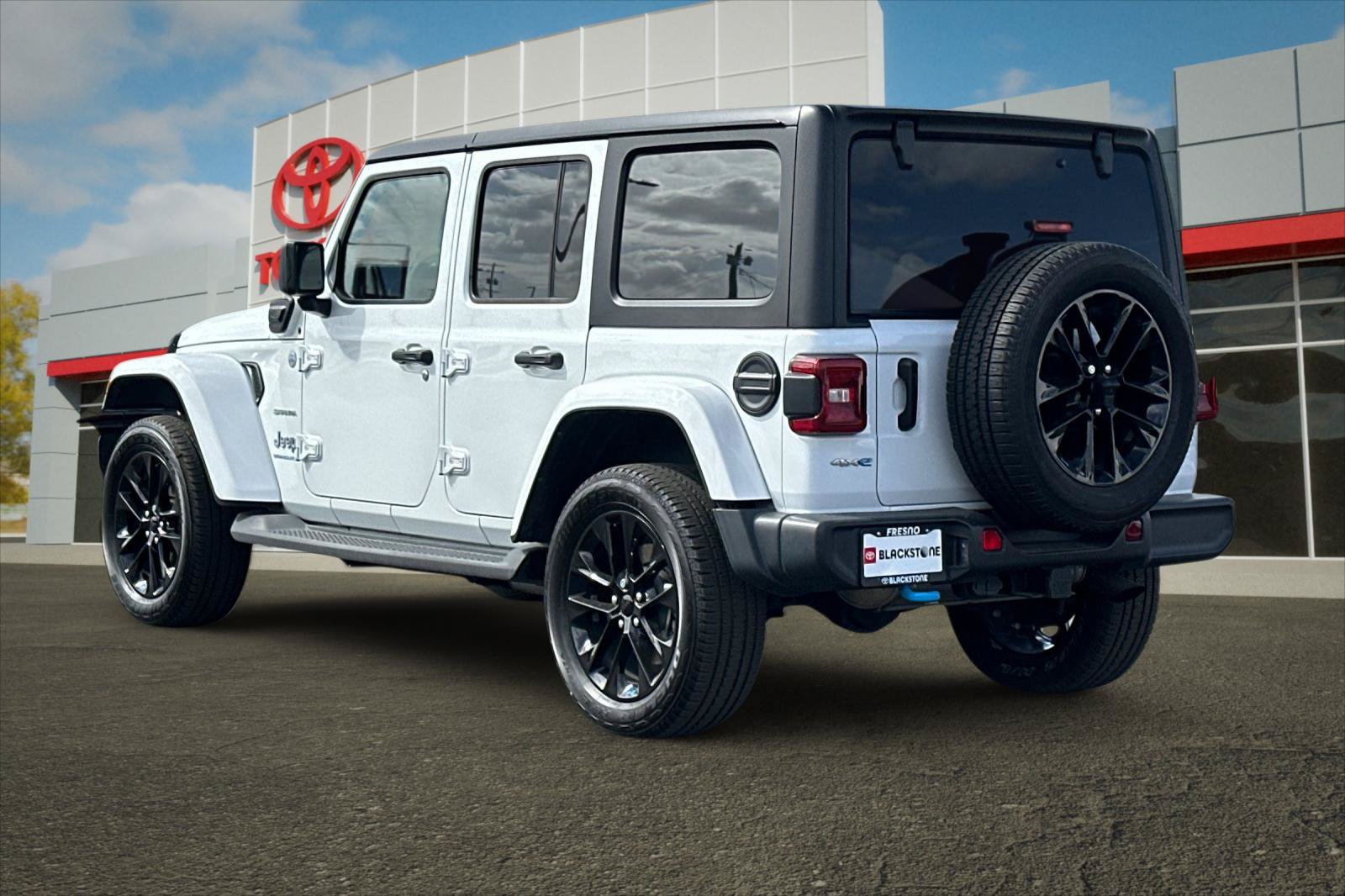 Used 2023 Jeep Wrangler Unlimited Sahara w/ Dual Top Group AWD/4WD image 5