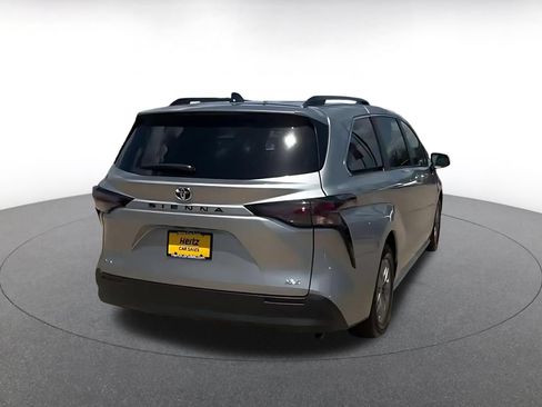 Used 2025 Toyota Sienna XLE FWD image 12