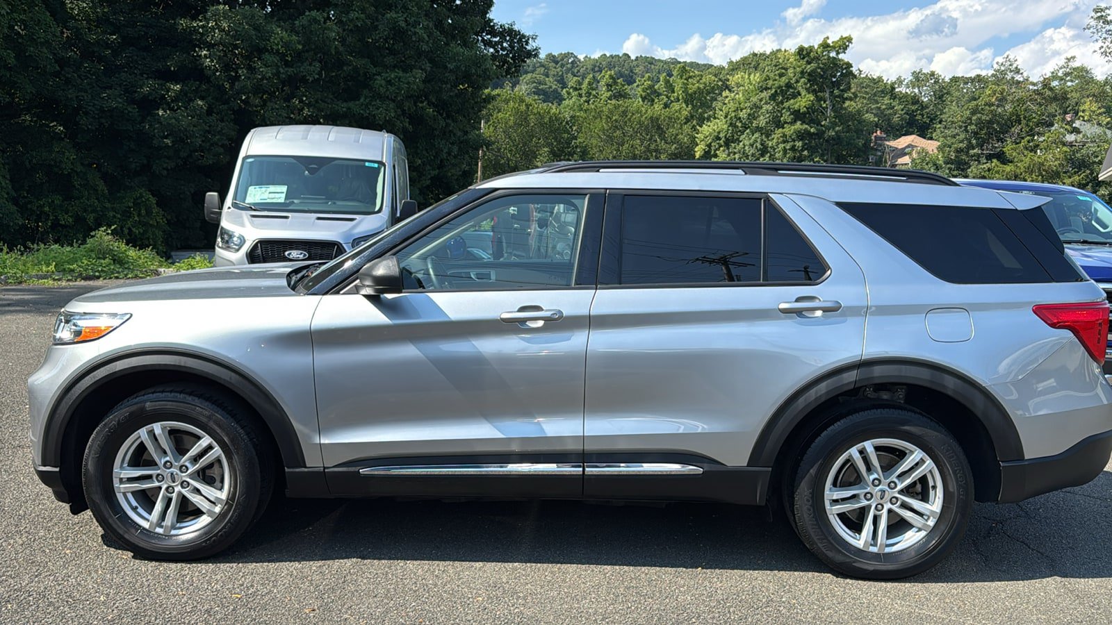 Used 2023 Ford Explorer XLT w/ Equipment Group 202A AWD/4WD image 5