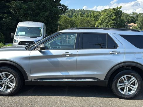 Used 2023 Ford Explorer XLT w/ Equipment Group 202A AWD/4WD image 5