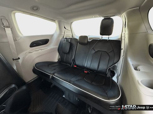 Used 2023 Chrysler Pacifica Limited FWD image 28