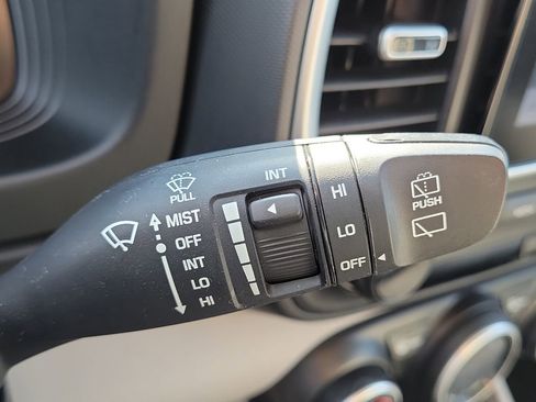Used 2023 Hyundai Venue SEL FWD image 26