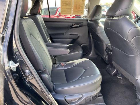 Used 2023 Toyota Highlander XLE image 21