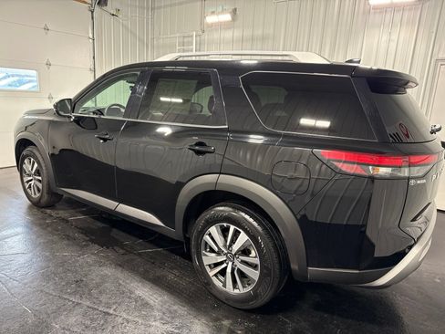 Used 2025 Nissan Pathfinder SL AWD/4WD image 2