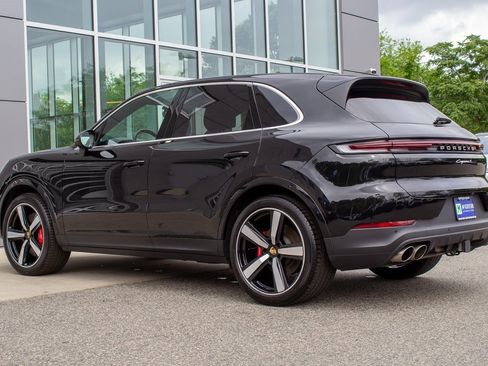 Used 2024 Porsche Cayenne S w/ Premium Package image 8