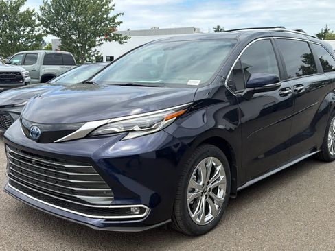 Used 2024 Toyota Sienna Platinum FWD image 2