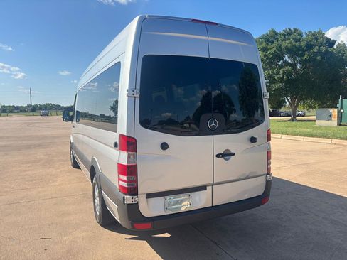 Used 2007 Dodge Sprinter 2500 w/ Cooling Group RWD image 7