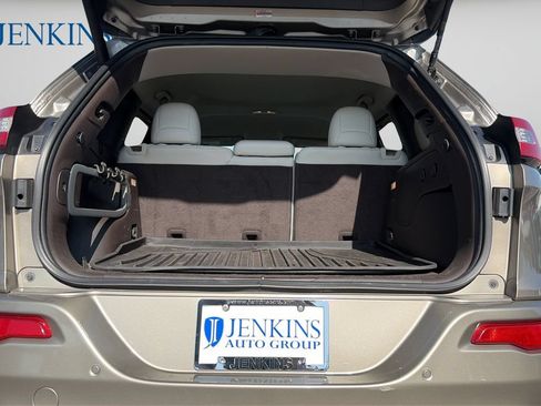 Used 2017 Jeep Cherokee Overland w/ Technology Group FWD image 11