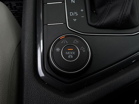 Used 2020 Volkswagen Tiguan SE AWD/4WD image 23