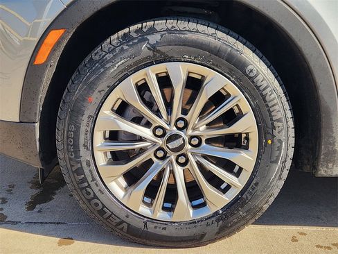 Used 2024 Cadillac XT4 Premium Luxury image 9