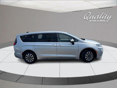 Used 2023 Chrysler Pacifica Touring-L FWD image 3