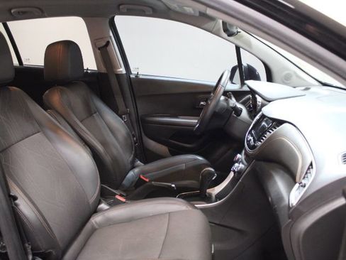 Used 2022 Chevrolet Trax LT w/ LT Convenience Package image 24