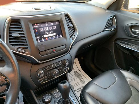 Used 2019 Jeep Cherokee Latitude Plus image 14