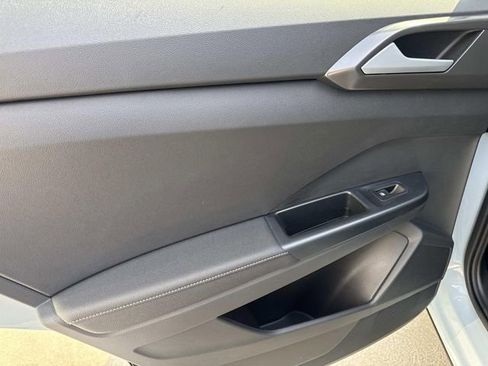 New 2026 Volkswagen Taos SE FWD image 9