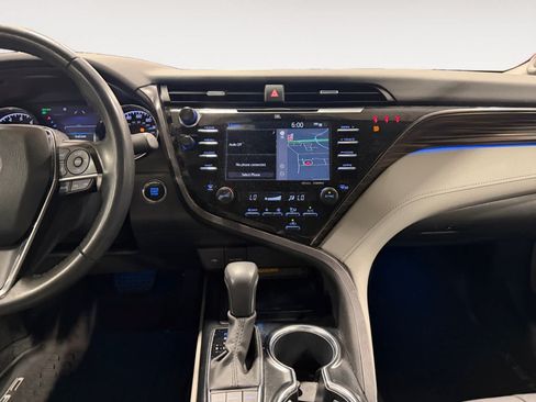 Used 2020 Toyota Camry XLE w/ Navigation Package FWD image 12