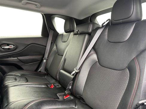 Used 2022 Jeep Cherokee Trailhawk image 14