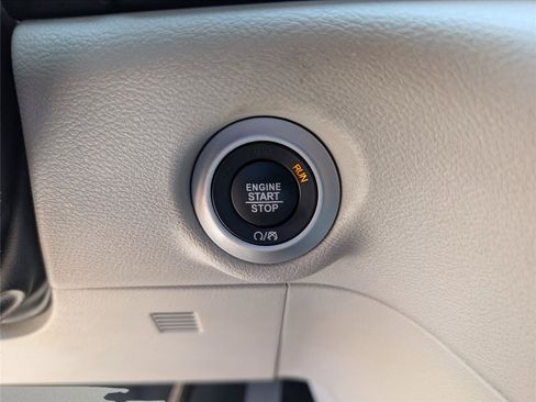 Used 2024 Chrysler Pacifica Touring-L FWD image 20