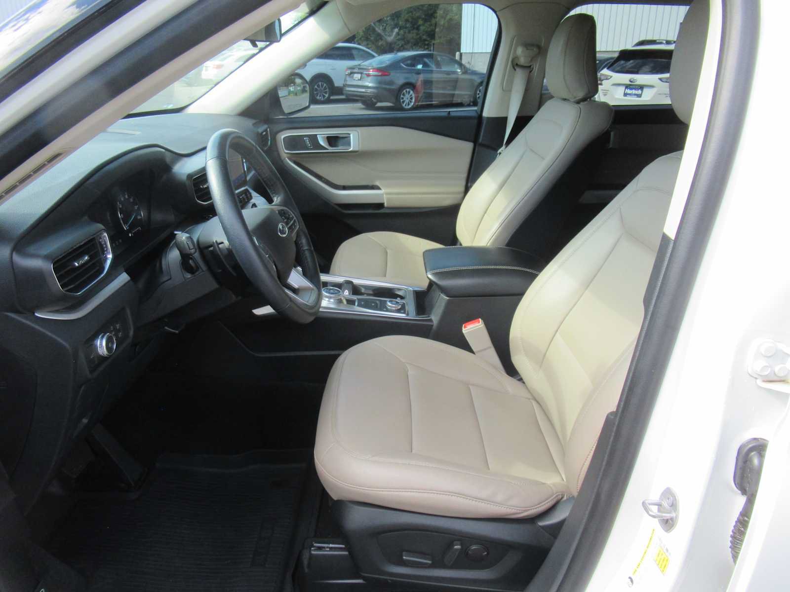 Used 2020 Ford Explorer XLT w/ Equipment Group 202A AWD/4WD image 14