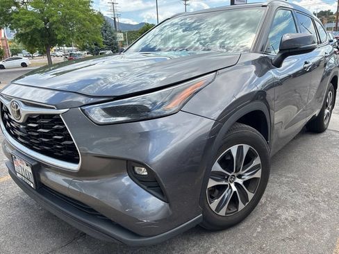 Used 2022 Toyota Highlander XLE AWD/4WD image 5