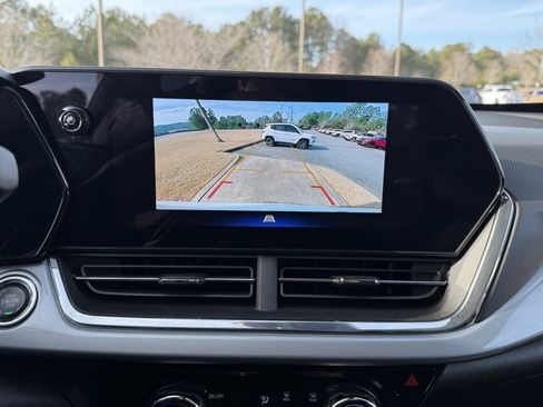 Used 2025 Chevrolet Trax LT w/ LT Convenience Package image 19