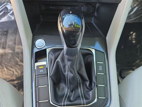 Used 2022 Volkswagen Tiguan SE FWD image 21