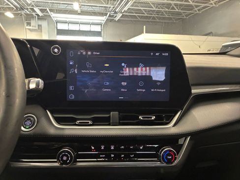 Used 2025 Chevrolet Equinox LT FWD image 17