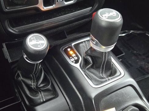 Used 2019 Jeep Wrangler Unlimited Sahara image 23